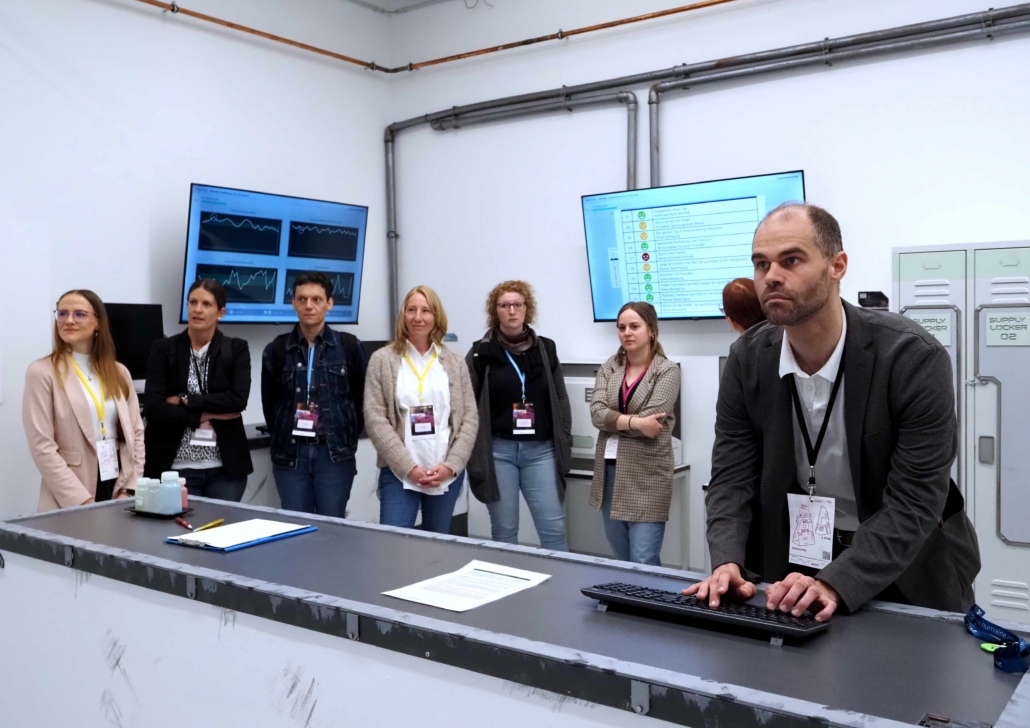 Besucher testen das Mensch-KI-Rollenlabor beim DSR 2025