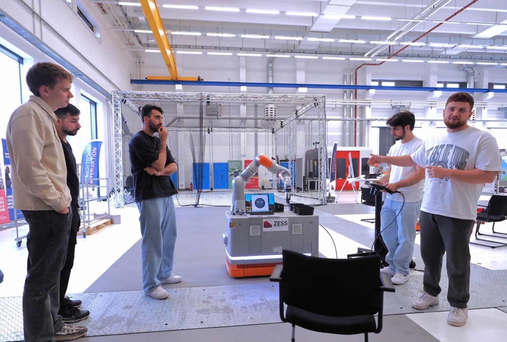 Studienrende präsentiere ihre Arbeit bei der Abschlussveranstaltung des Seminars Menschzentrierte Robotik am ZESS