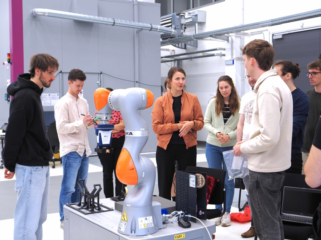 Jun.-Prof. Laura Kunold berät Studierende im Seminar Menschzentrierte Robotik am ZESS