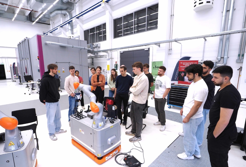 Studienrende präsentiere ihre Arbeit bei der Abschlussveranstaltung des Seminars Menschzentrierte Robotik am ZESS