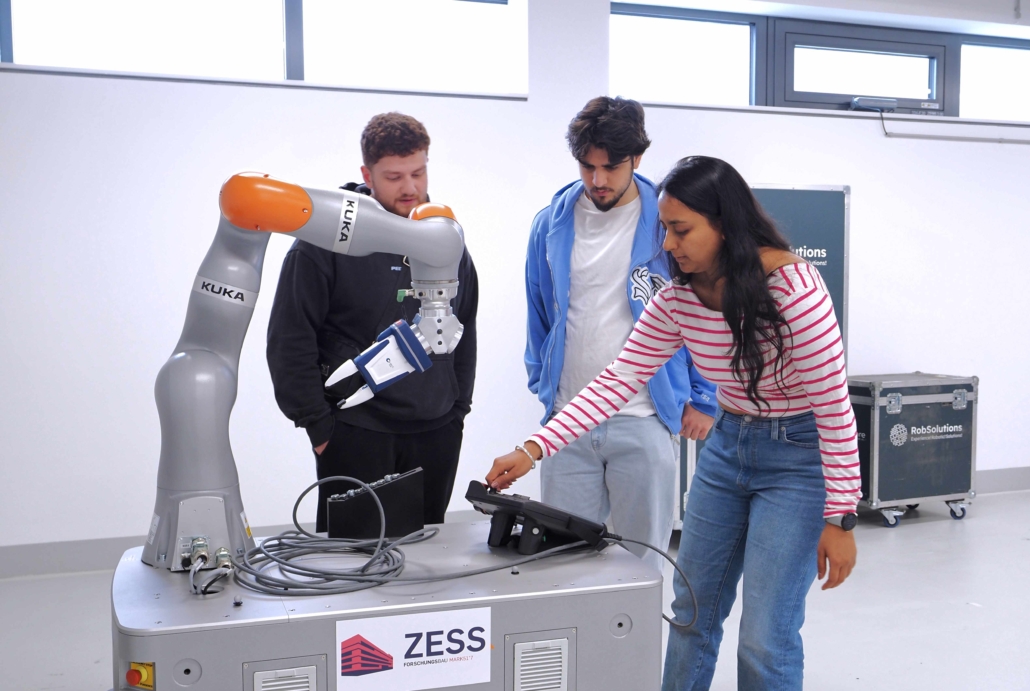 Studierende der RUB bedienen einen Roboter am ZESS