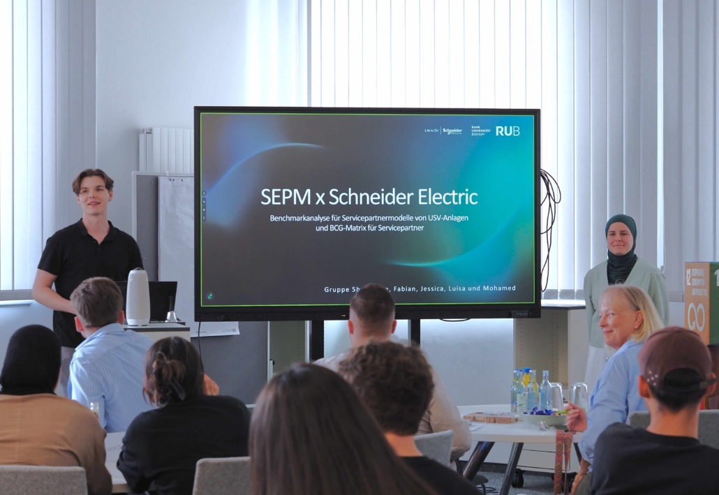 Studierende stellen beim SEPM Projektseminar am ZESS ihre Projektergebnisse vor