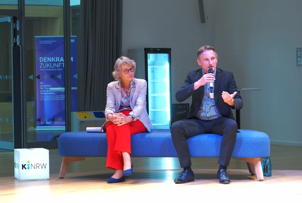 Prof. Dr. Uta Wilkens und Prof. Dr. Thorsten Berger beim Panel Talk des KI Meetup NRW am ZESS