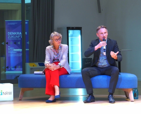 Prof. Dr. Uta Wilkens und Prof. Dr. Thorsten Berger beim Panel Talk des KI Meetup NRW am ZESS