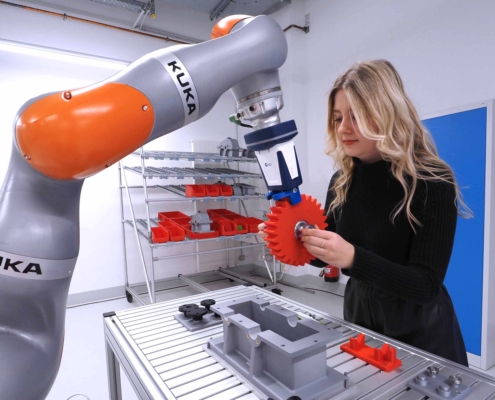 Person nimmt an einer MRK-Studie am Forschungsbau ZESS teil