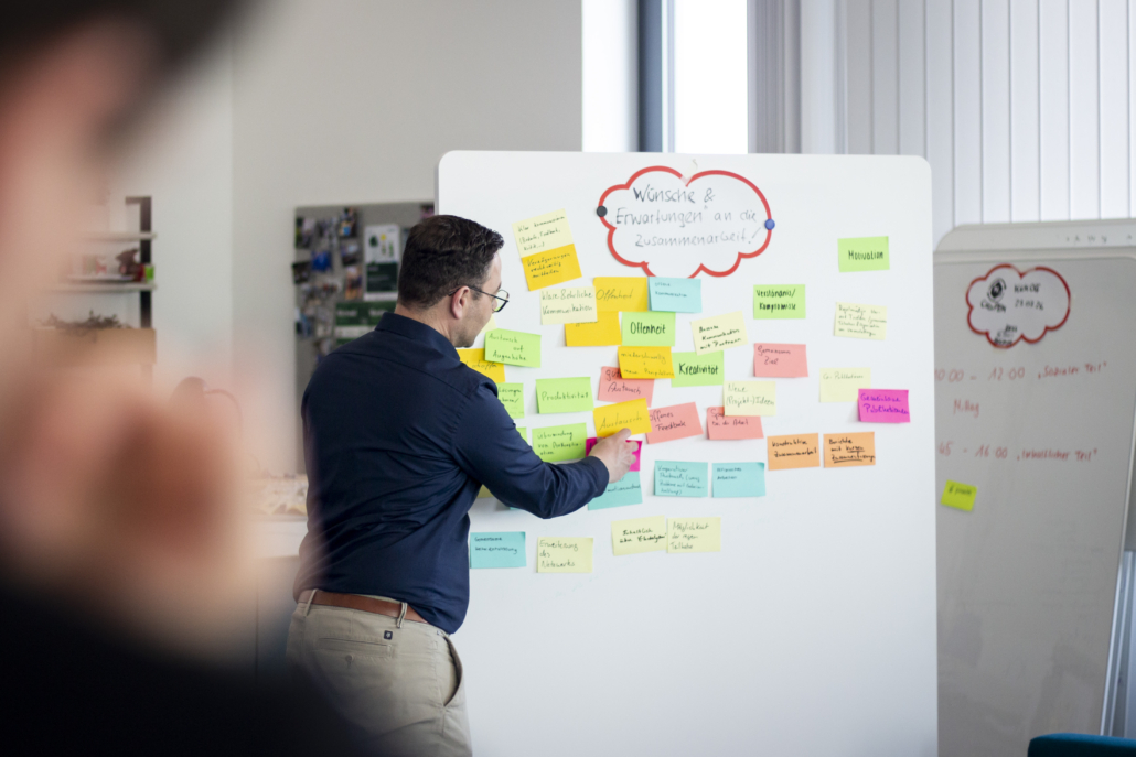 Prof. Jens Pöppelbuß beim Kick-off-Meeting zum Projekt CircuPEM