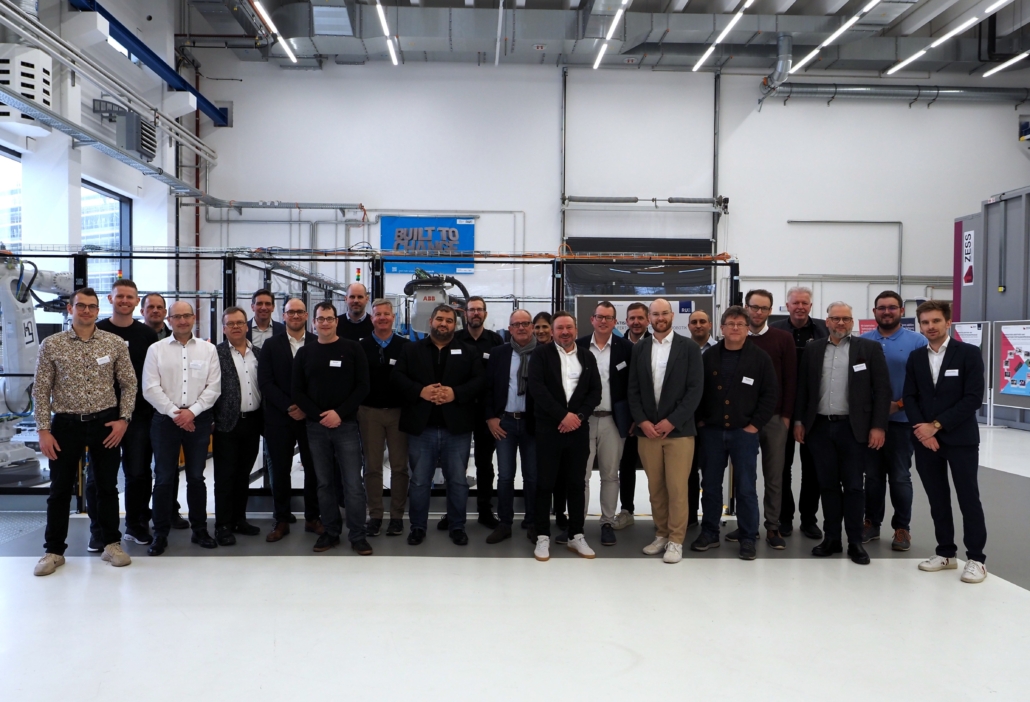 Gruppenfoto mit dem Ausschuss für Industrie & Energie der IHK Mittleres Ruhrgebiet und Mitgliedern des ZESS