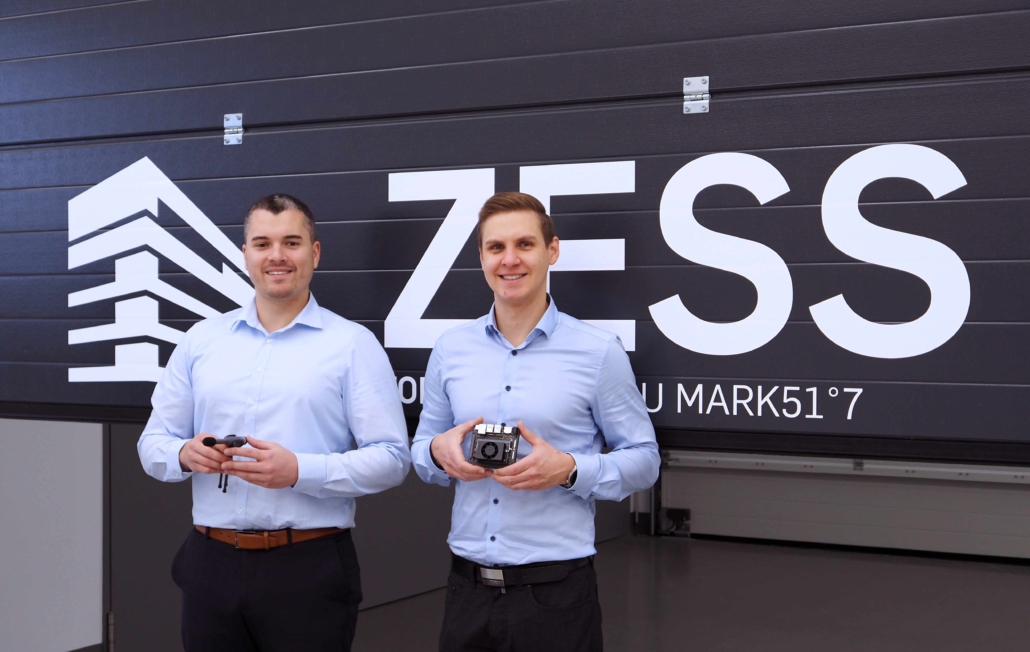 Teamfoto NexuFed AI: René Glitza und Luca Becker vor dem ZESS-Logo