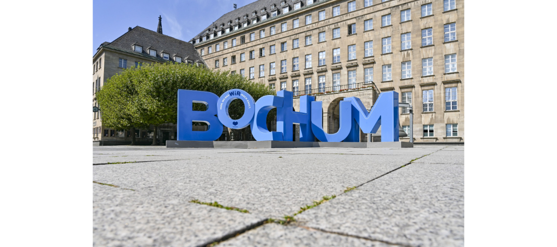 Circular City Bochum Schriftzug "Bochum" auf dem Rathausvorplatz